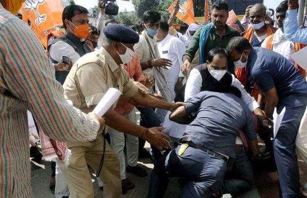 बिहार : मोदी के सामने भाजपाइयों में जमकर मारपीट, पुलिस ने सुरक्षित बाहर निकाला