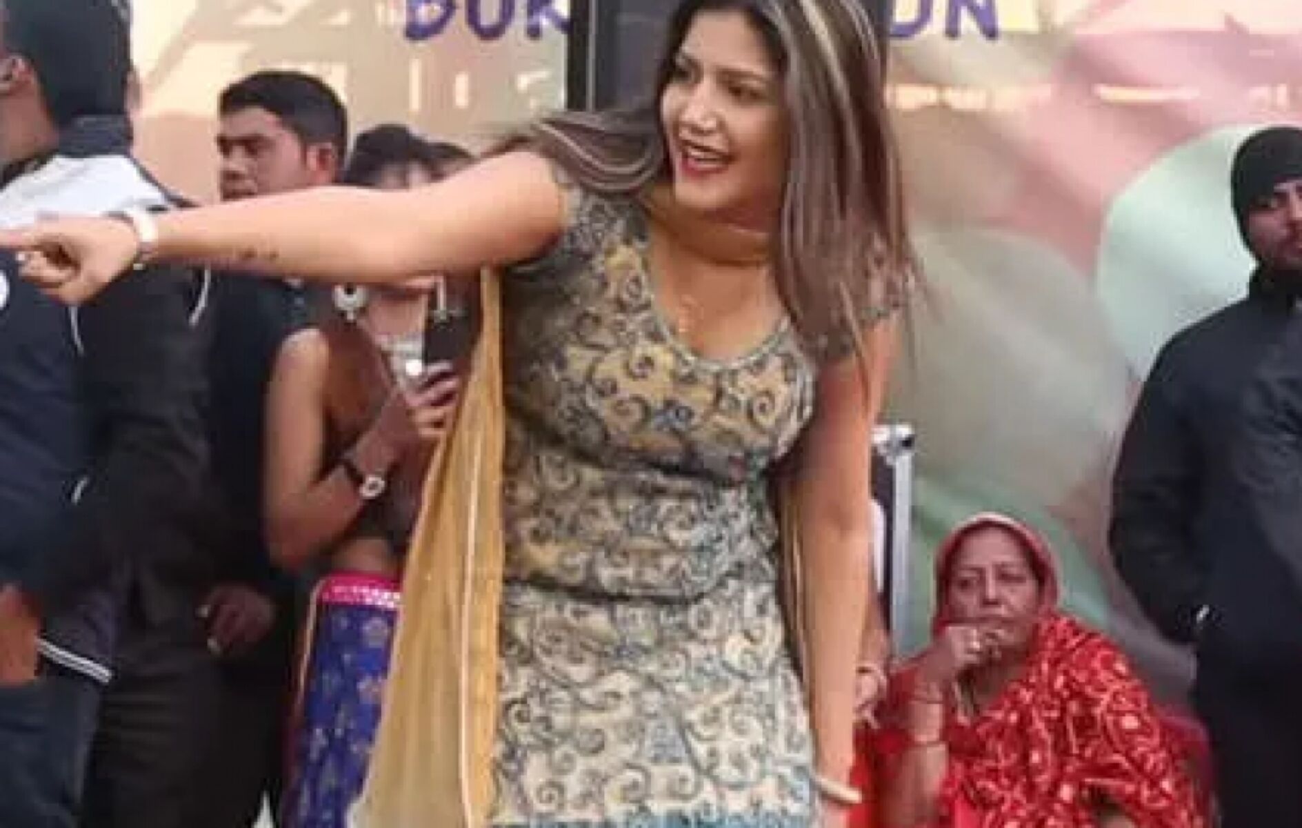 Sapna Choudhary Dance Video: सपना चौधरी के डांस स्टेप्स ने मचाई धूम, वायरल हो रहा है वीडियो