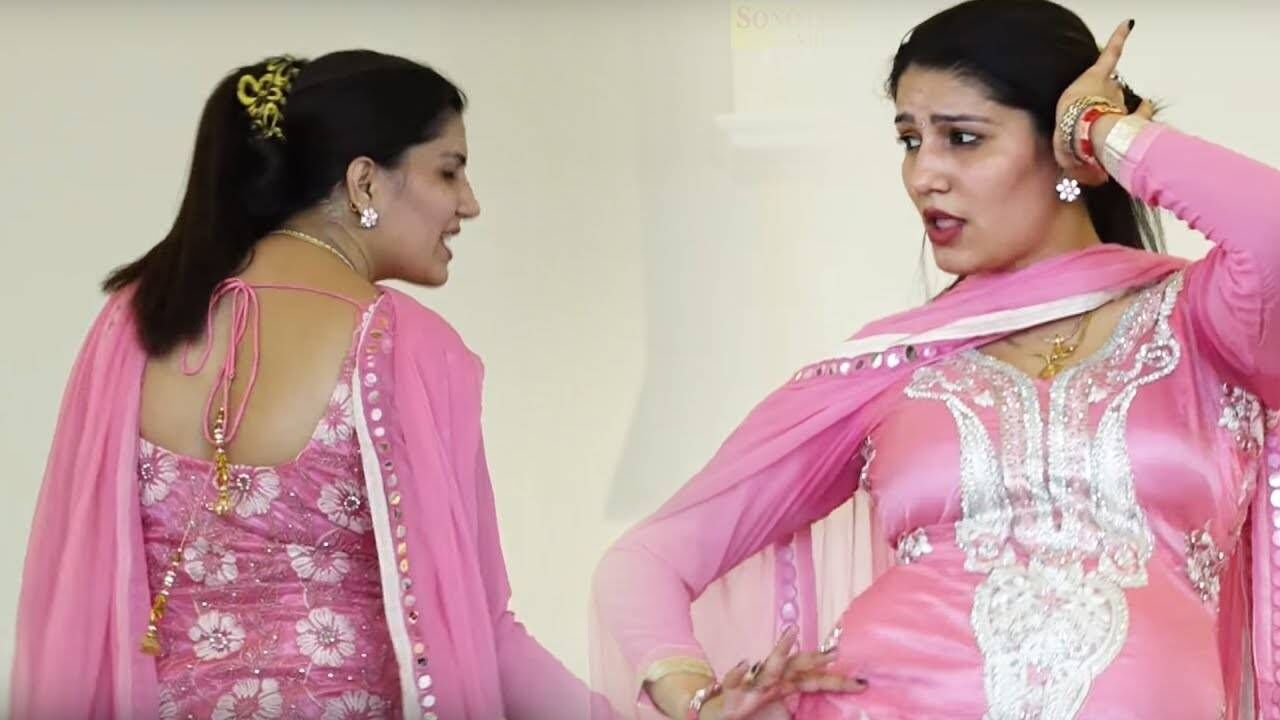 Sapna Choudhary Video: हरियाणवी गाने कबूतरी पर सपना चौधरी ने लचकाई ऐसी कमर, देखती रह गई भीड़