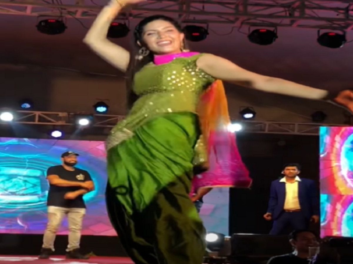 Sapna Choudhary Superhit Dance Video: सपना चौधरा ने स्टेज पर दिखाई कातिलाना अदाएं, डांस वीडियो हुआ वायरल