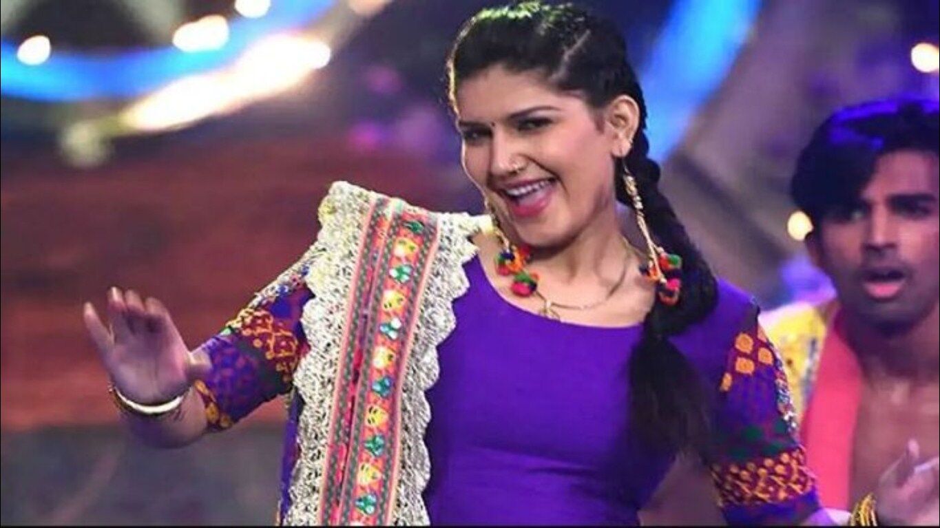 Sapna Chaudhary Sexy Video Songs: जब सपना चौधरी के ठुमकों पर पागल हो गई हजारों की भीड़, देखें वीडियो