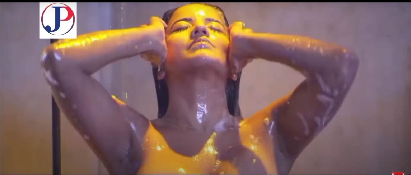 Monalisa sex video photos: व्हाइट साड़ी में मोनालिसा उतरीं पूल में, दिखाया बोल्ड अवतार