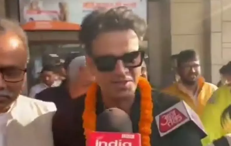 मनोज बाजपेयी अपने पैतृक गांव बेलवा पहुंचे, गांव वालों से मिले मनोज बाजपेयी अपने पैतृक गांव बेलवा पहुंचे, गांव वालों से मिले
