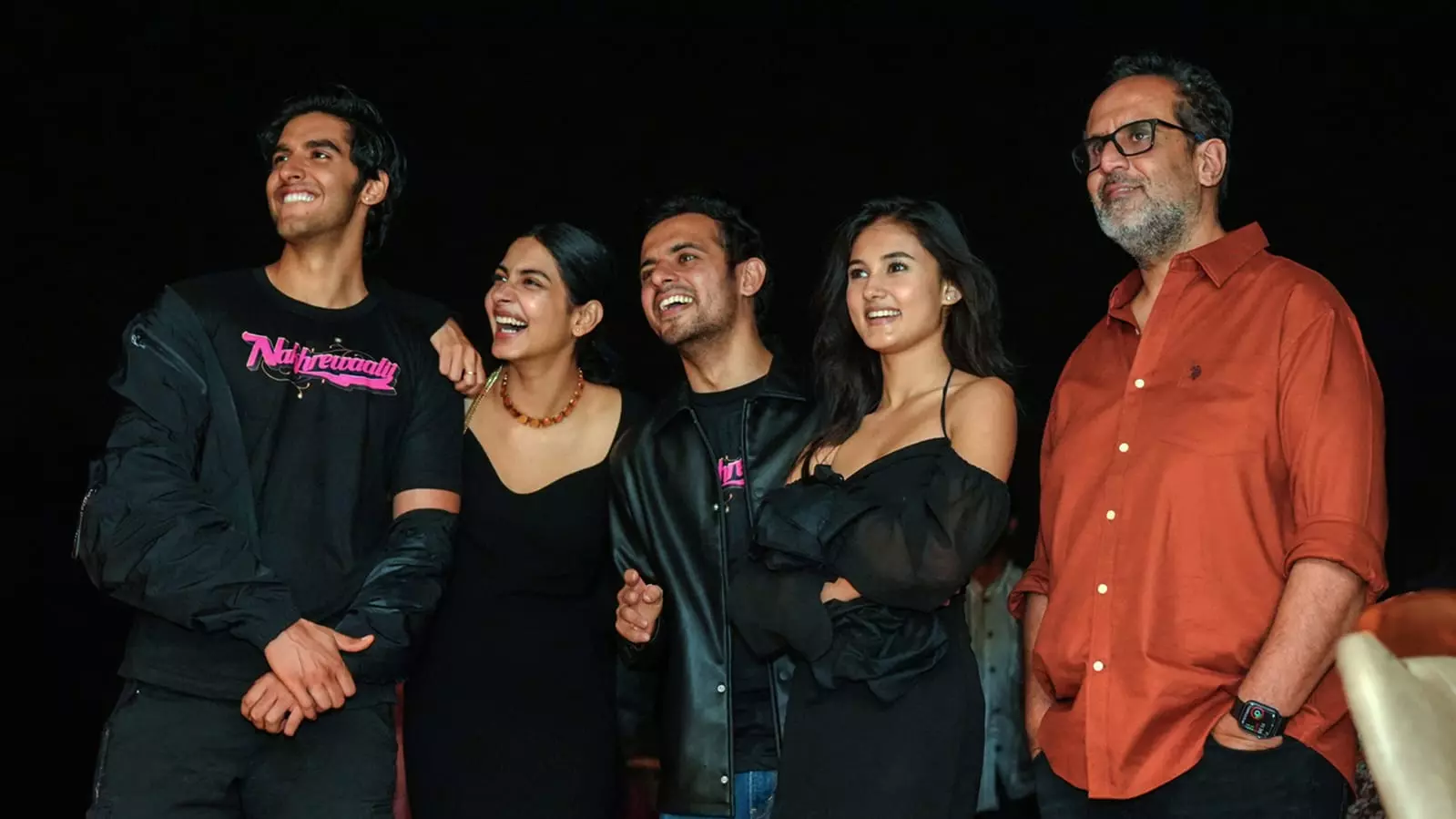 आनंद एल राय ने नए टैलेंट्स अंश और प्रगति के साथ नखरेवाली की कास्ट और क्रू के लिए होस्ट की रैप-अप पार्टी! आनंद एल राय ने नए टैलेंट्स अंश और प्रगति के साथ नखरेवाली की कास्ट और क्रू के लिए होस्ट की रैप-अप पार्टी!