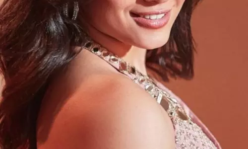 साउथ एक्ट्रेस रश्मिका मंदाना की फ्लाइट की इमरजेंसी लैंडिंग, बाल-बाल बचीं!