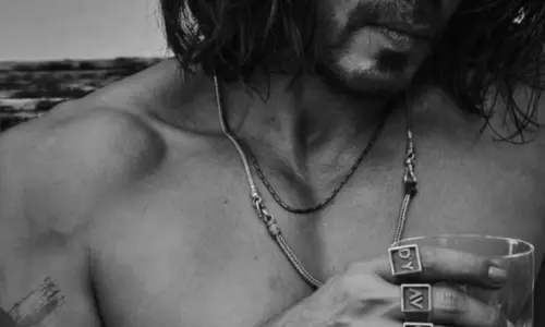 बॉलीवुड के बादशाह ने फिर दिखाया दम, शर्टलेस फोटो ने मचाया तहलका