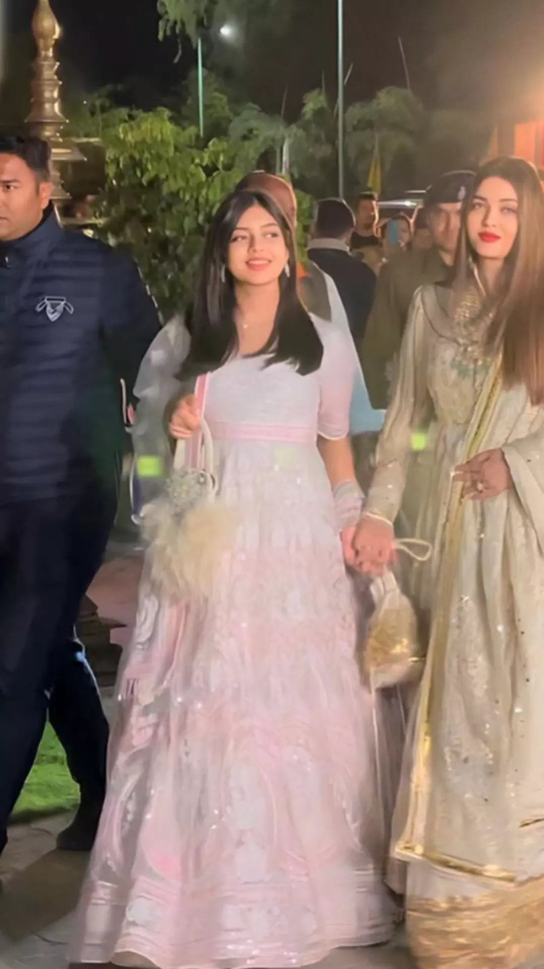 आराध्या बच्चन का बदला हुआ लुक, प्री वेडिंग सेरेमनी में खींचा सबका ध्यान आराध्या बच्चन का बदला हुआ लुक, प्री वेडिंग सेरेमनी में खींचा सबका ध्यान