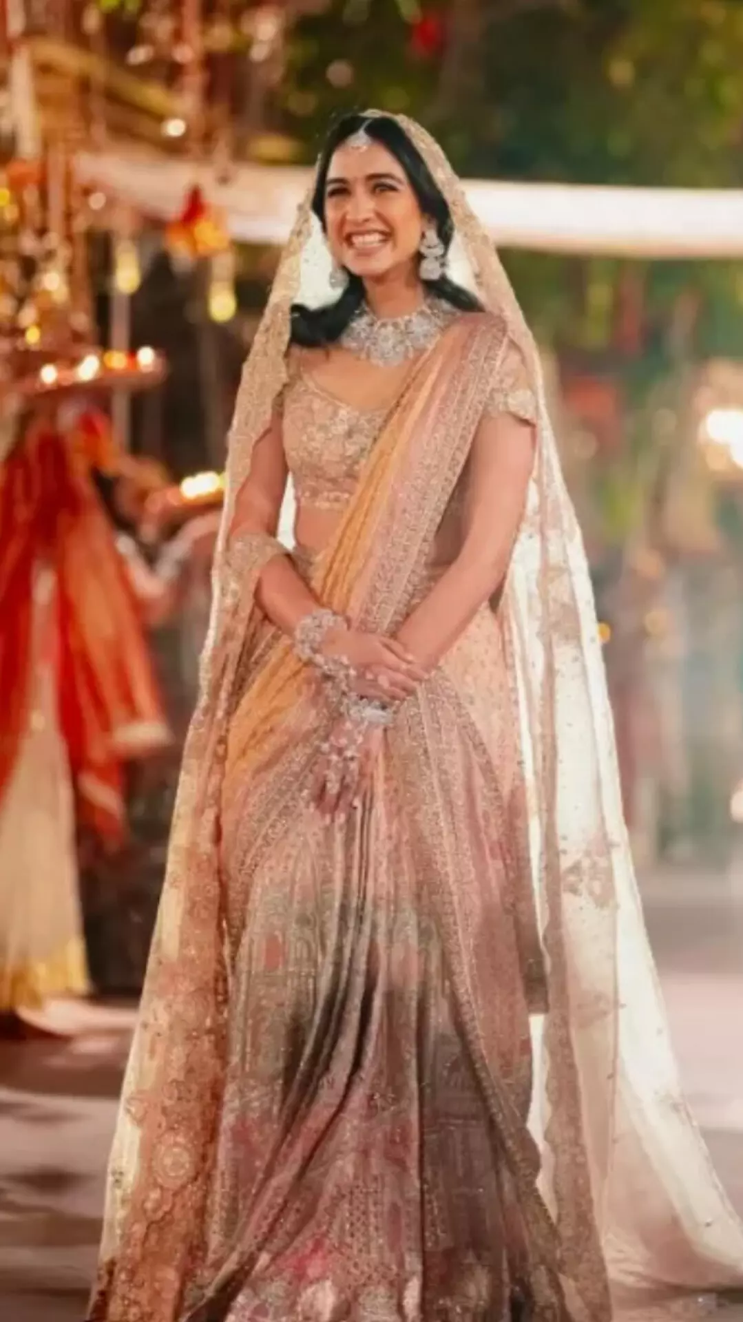 राधिका ने अनंत के लिए गाकर किया प्रपोज, वीडियो हुआ वायरल राधिका ने अनंत के लिए गाकर किया प्रपोज, वीडियो हुआ वायरल
