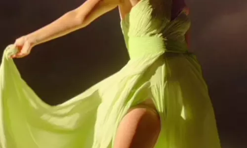 करीना कपूर खान ने क्रू के गाने नैना से फैंस को किया दीवाना