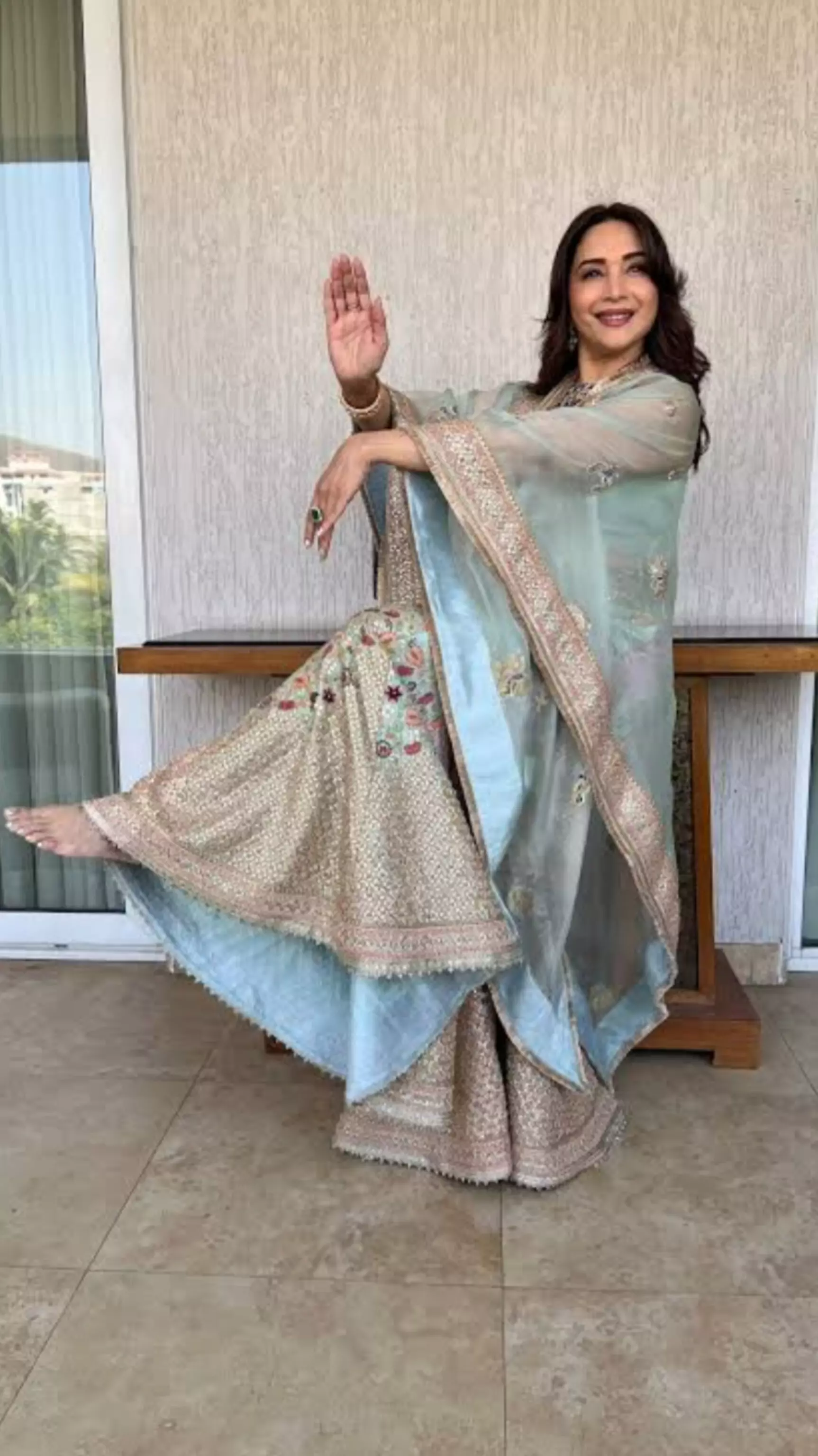 माधुरी दीक्षित ने शिव नृत्य से महाशिवरात्रि की शुभकामनाएं दीं, वीडियो वायरल माधुरी दीक्षित ने शिव नृत्य से महाशिवरात्रि की शुभकामनाएं दीं, वीडियो वायरल