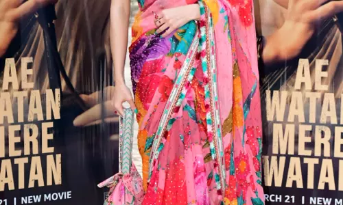 सारा अली खान, ऐ वतन मेरे वतन के प्रमोशन में व्यस्त, कलर फुल साड़ी में दिखीं खूबसूरत