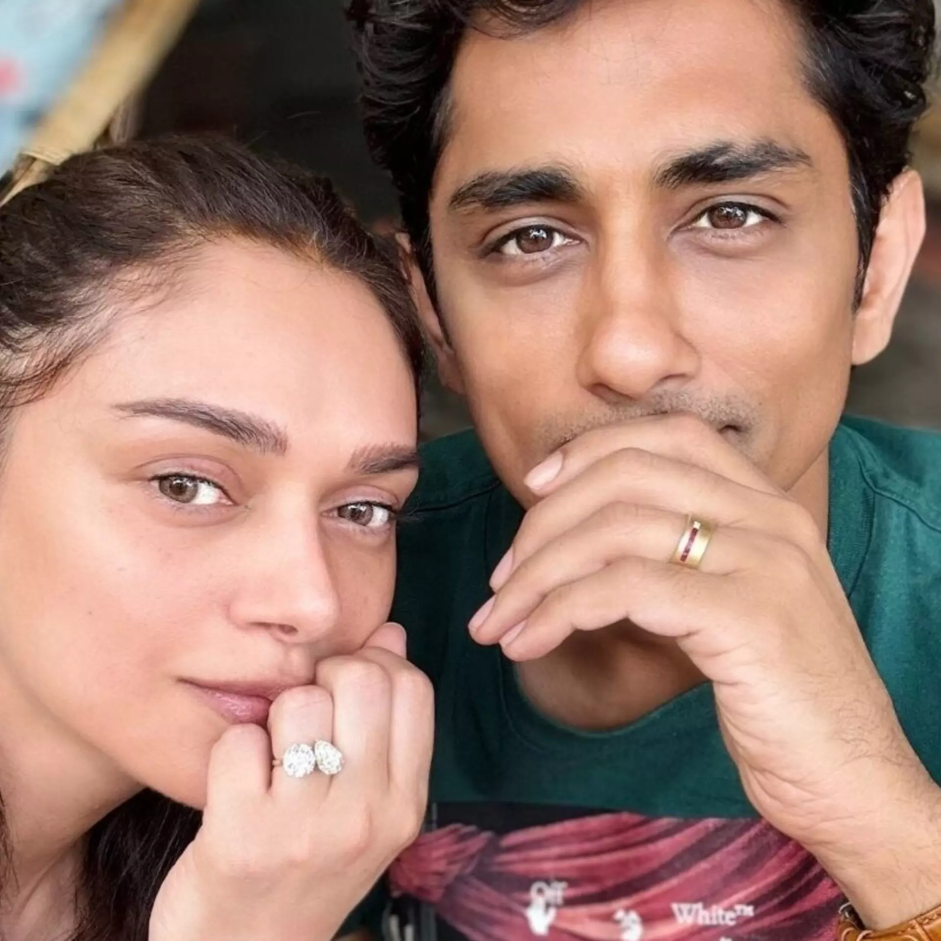 अदिति राव-सिद्धार्थ की सगाई की तस्वीरें वायरल, शादी की अफवाहें अदिति राव-सिद्धार्थ की सगाई की तस्वीरें वायरल, शादी की अफवाहें