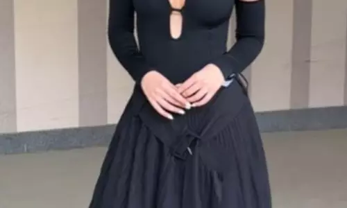 कृति सेनॉन ब्लैक ड्रेस में लगाई ग्लैमरस की आग, तस्वीरें वायरल