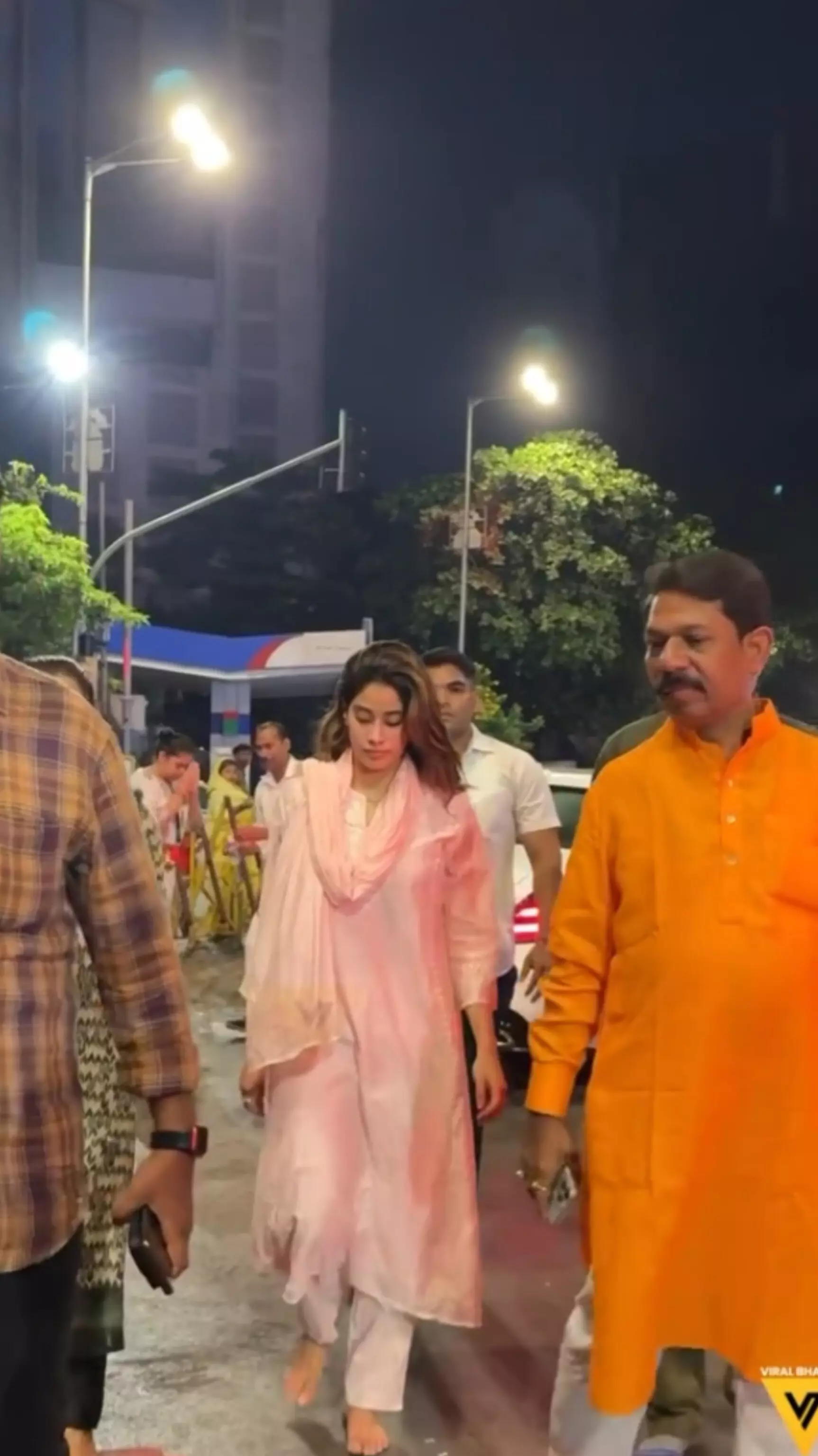 जाह्नवी कपूर नंगे पांव सिद्धिविनायक मंदिर पहुंची, गुड़ी पड़वा पर लिया बप्पा का आशीर्वाद जाह्नवी कपूर नंगे पांव सिद्धिविनायक मंदिर पहुंची, गुड़ी पड़वा पर लिया बप्पा का आशीर्वाद