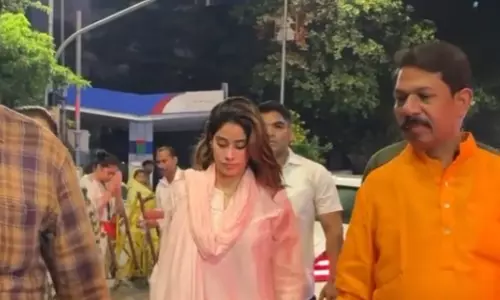 जाह्नवी कपूर नंगे पांव सिद्धिविनायक मंदिर पहुंची, गुड़ी पड़वा पर लिया बप्पा का आशीर्वाद