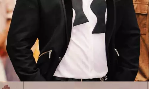 सलमान खान ने भी ईद के जश्न में फैंस से की मुलाकात, लाखों की भीड़ उमड़ी