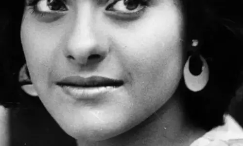 काजोल ने शेयर की पुरानी तस्वीर, पूछा - कहां और कब की है ये?