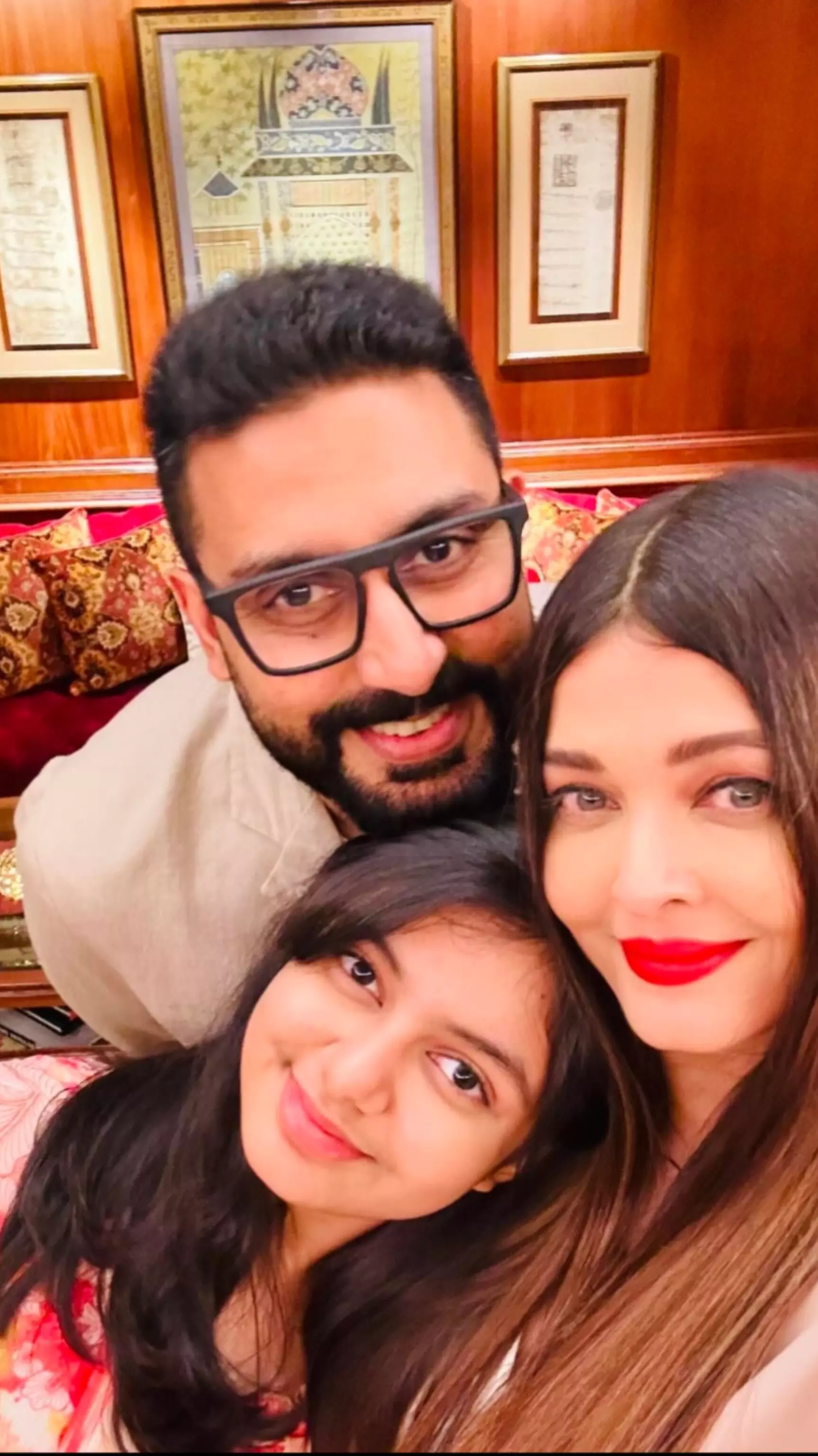 ऐश्वर्या और अभिषेक ने शादी की 17वीं सालगिरह मनाई, बेटी आराध्या संग शेयर कीं खूबसूरत तस्वीरें ऐश्वर्या और अभिषेक ने शादी की 17वीं सालगिरह मनाई, बेटी आराध्या संग शेयर कीं खूबसूरत तस्वीरें