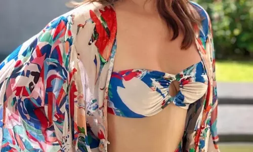 शेफाली जरीवाला ने बिकिनी लुक में शेयर की तस्वीरें, फैंस हुए दीवाने