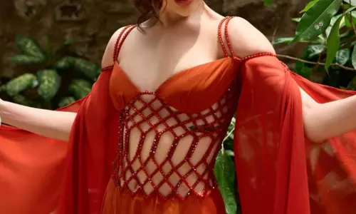 उर्फी जावेद ने लाल रंग की ड्रेस में ढाया कहर, तस्वीरें देख फैंस हुए दीवाने