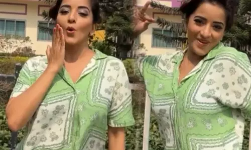 मोनालिसा ने फिर मचाया धमाल होंठों पे ऐसी बात गाने पर कमर मटकाते हुए वीडियो वायरल