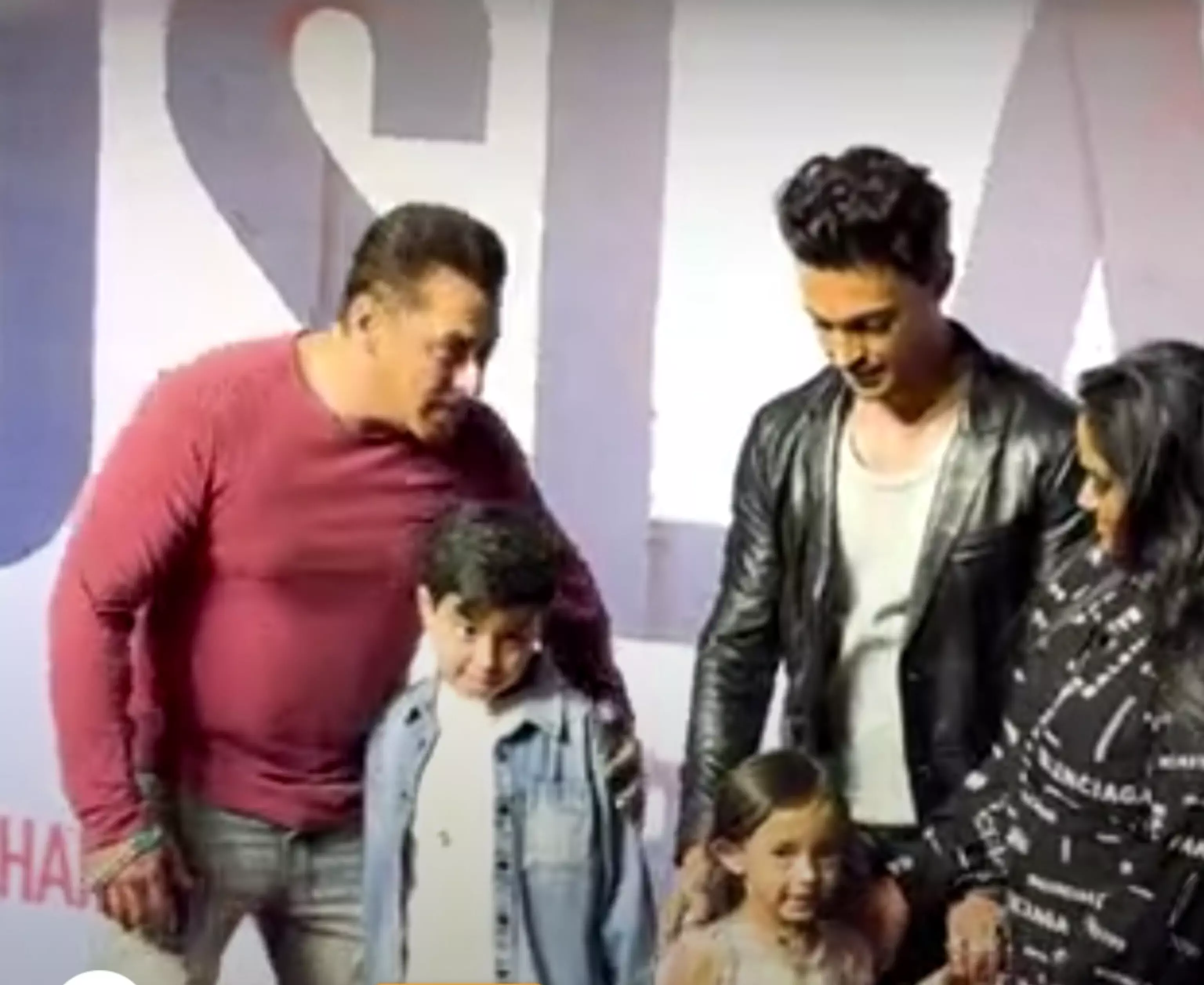 सलमान खान ने भांजे आयुष शर्मा और भांजी अरमान शर्मा को गले लगाया, रुसलान की स्पेशल स्क्रीनिंग में दिखा प्यार सलमान खान ने भांजे आयुष शर्मा और भांजी अरमान शर्मा को गले लगाया, रुसलान की स्पेशल स्क्रीनिंग में दिखा प्यार