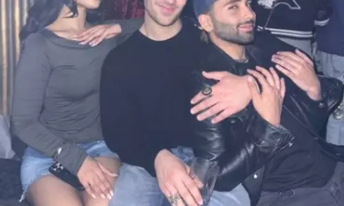 अजय-काजोल की बेटी नीसा देवगन, ओरी और अक्षय के बेटे के साथ पार्टी में