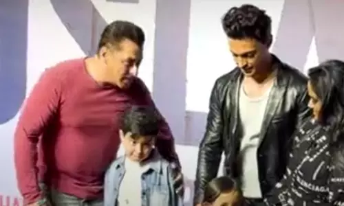 सलमान खान ने भांजे आयुष शर्मा और भांजी अरमान शर्मा को गले लगाया, रुसलान की स्पेशल स्क्रीनिंग में दिखा प्यार