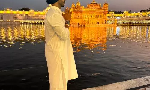अपारशक्ति खुराना ने स्वर्ण मंदिर में आशीर्वाद मांगा, अपना गाना ज़रूर को प्रशंसकों से जबरदस्त प्रतिक्रिया मिलने पर आभार व्यक्त किया!