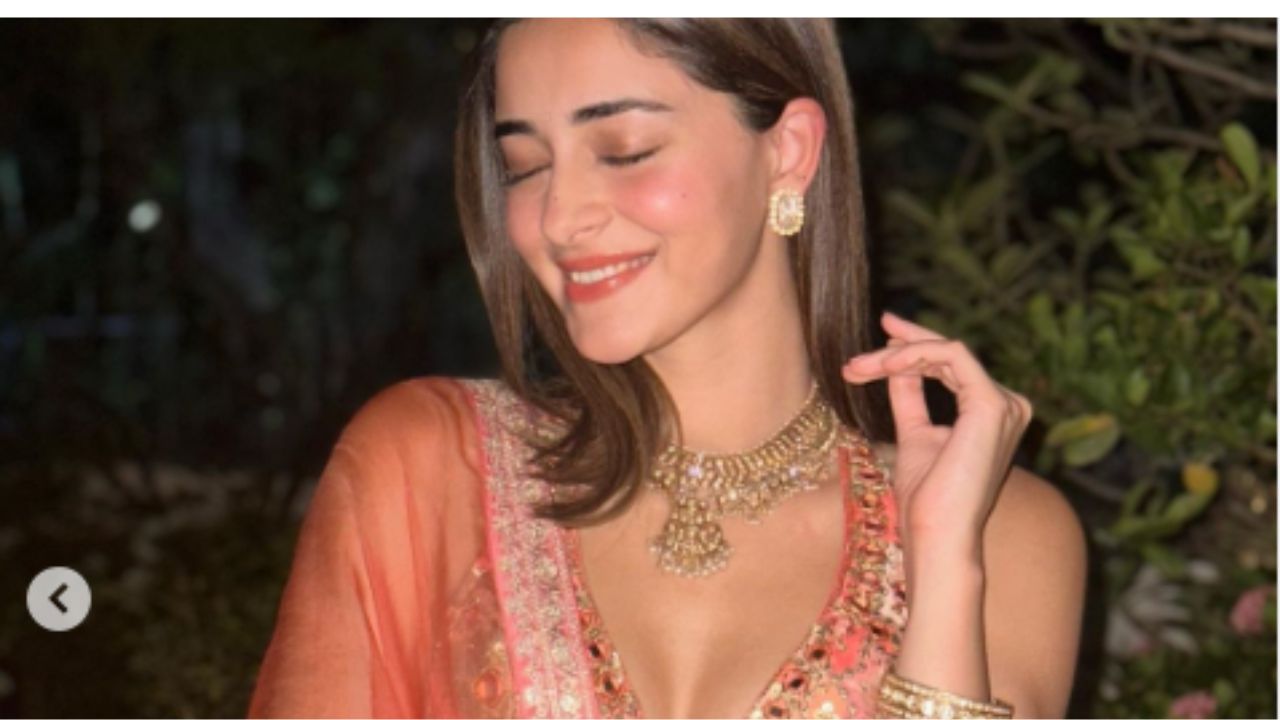 Ananya Pandey Photos: Ananya Pandey गुलाबी लहंगे में बेहद खूबसूरत लग रही हैं, फैंस उनके लुक को देख कर गदगद हो गए हैं। Ananya Pandey Photos: Ananya Pandey गुलाबी लहंगे में बेहद खूबसूरत लग रही हैं, फैंस उनके लुक को देख कर गदगद हो गए हैं।