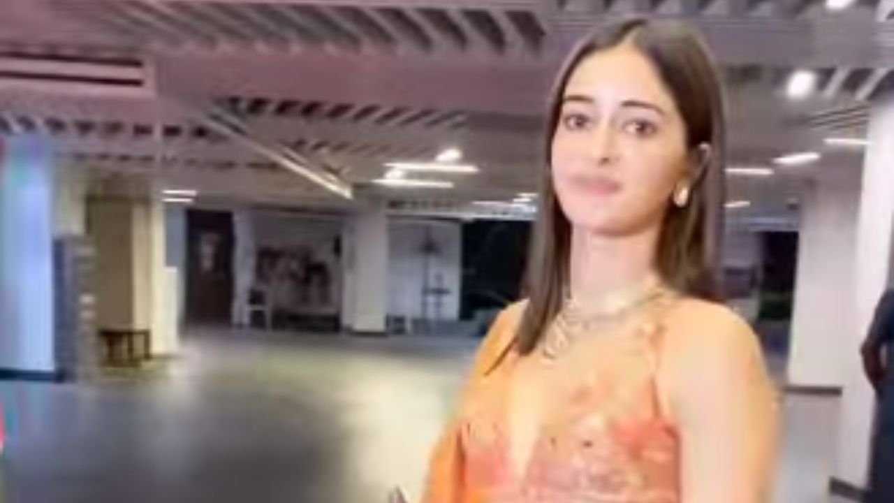 दिवाली लुक में Karan Johar से मिली Ananya Pandey, एक्ट्रेस का देसी लुक हुआ वीडियो वायरल दिवाली लुक में Karan Johar से मिली Ananya Pandey, एक्ट्रेस का देसी लुक हुआ वीडियो वायरल