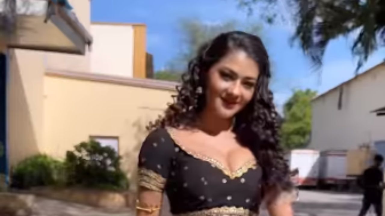 Namrata Malla Video: Namrata Malla ने किया सोलह श्रृंगार, हजारों दिलों को छुआ Namrata Malla Video: Namrata Malla ने किया सोलह श्रृंगार, हजारों दिलों को छुआ