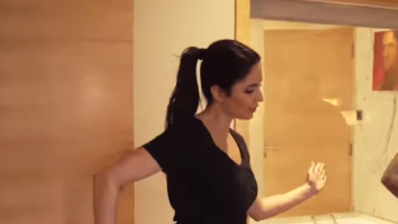 VIDEO: Siddhant और Ishaan से खफा Katrina Kaif, देखें फोन भूत की तिकड़ी वीडियो VIDEO: Siddhant और Ishaan से खफा Katrina Kaif, देखें फोन भूत की तिकड़ी वीडियो