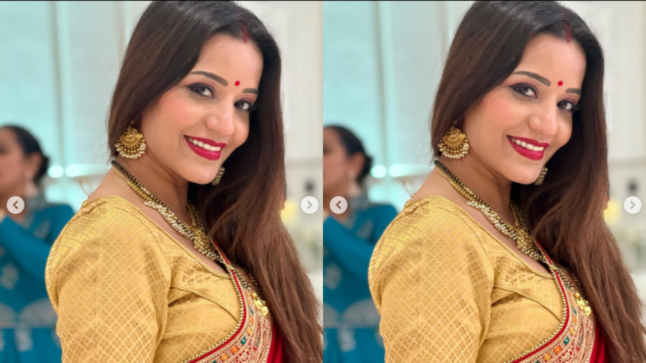 Mona Lisa Latest Photo: Mona Lisa लाल साड़ी में पोज देती है, प्रशंसकों को मुस्कुराती है Mona Lisa Latest Photo: Mona Lisa लाल साड़ी में पोज देती है, प्रशंसकों को मुस्कुराती है