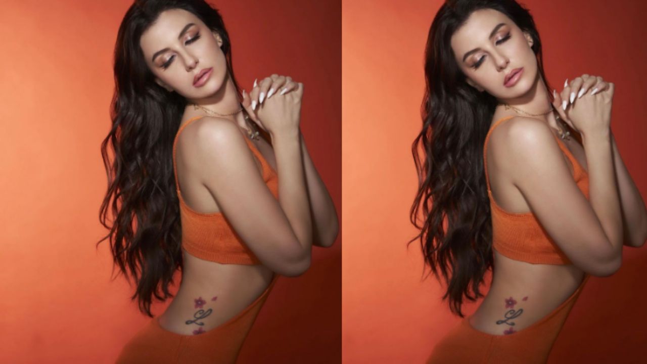 Giorgia Andrianis का हॉट कमर टैटू एक हॉट आउटफिट में देखा गया, जिसमें उपभोक्ता मॉडल की बोल्डनेस के दीवाने हो गए Giorgia Andrianis का हॉट कमर टैटू एक हॉट आउटफिट में देखा गया, जिसमें उपभोक्ता मॉडल की बोल्डनेस के दीवाने हो गए