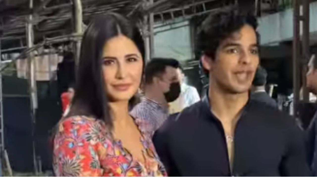 Video: शो के सेट पर Katrina Kaif और Ishaan Khatter ने पोज दिए, एक्टर की ये बात सुनकर हैरान हैं paparazzi Video: शो के सेट पर Katrina Kaif और Ishaan Khatter ने पोज दिए, एक्टर की ये बात सुनकर हैरान हैं paparazzi