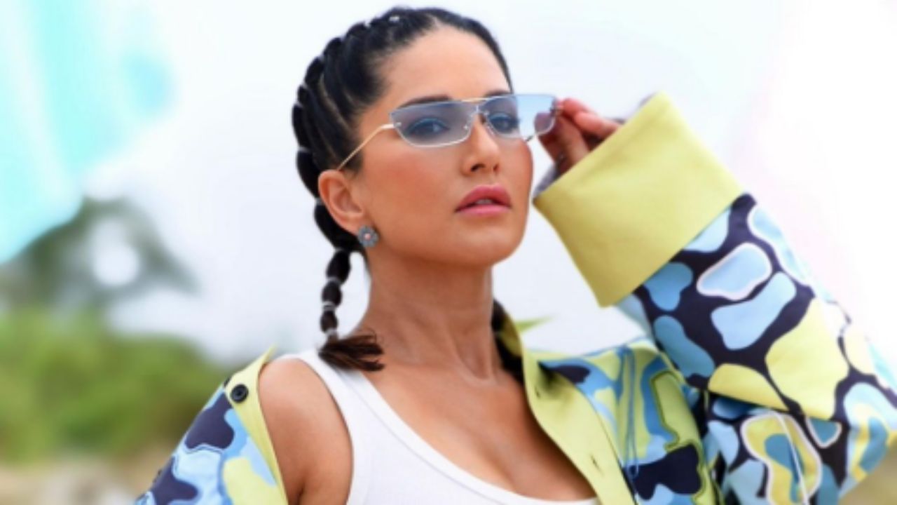 हॉट स्पोर्ट्स ब्रा पहनकर सनी लियोन ने दिखाया अपना Hot फिगर हॉट स्पोर्ट्स ब्रा पहनकर सनी लियोन ने दिखाया अपना Hot फिगर