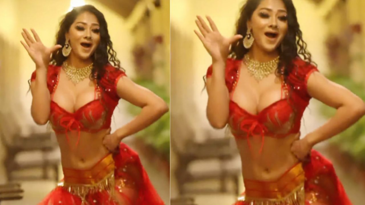 भोजपुरी एक्ट्रेस Namrata Malla का लाल घाघरा पहनकर डांस करते हुए एक Hot वीडियो वायरल हो गया है। भोजपुरी एक्ट्रेस Namrata Malla का लाल घाघरा पहनकर डांस करते हुए एक Hot वीडियो वायरल हो गया है।