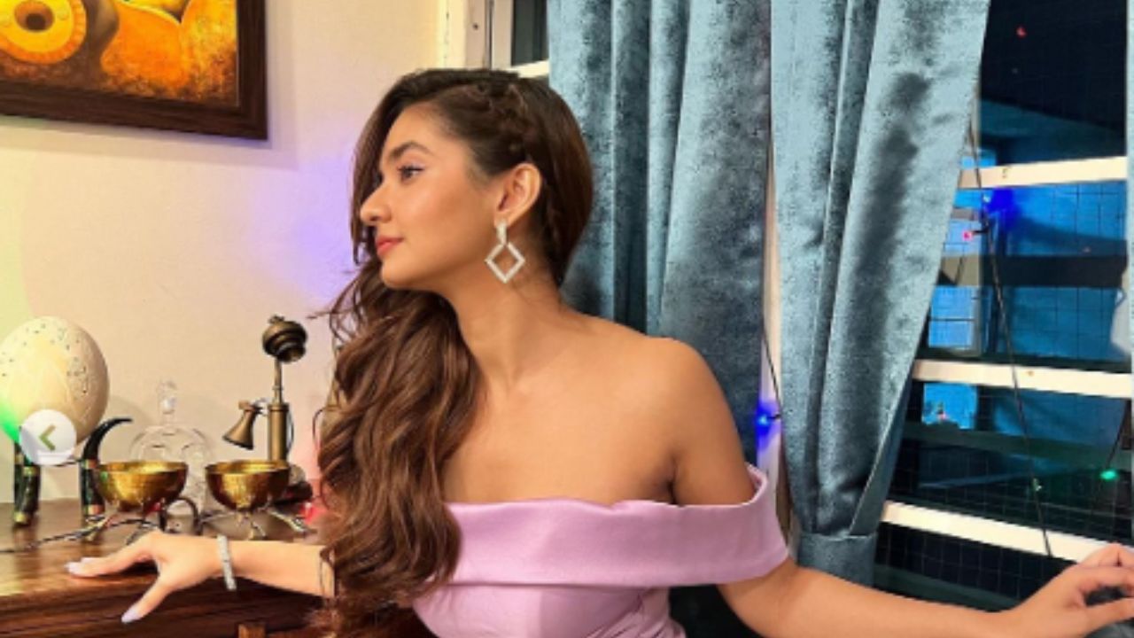 ऑफ शोल्डर बॉडीकॉन ड्रेस में नजर आईं Anushka Sen ऑफ शोल्डर बॉडीकॉन ड्रेस में नजर आईं Anushka Sen