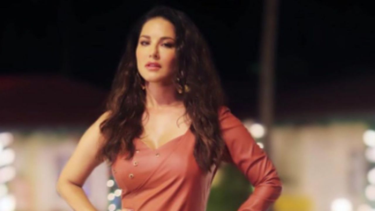 Sunny Leone ने लेदर बॉडीकॉन ड्रेस में बढ़ाया तापमान, अभिनेत्री की सुंदरता पर यूजर्स का दिल लूट गया Sunny Leone ने लेदर बॉडीकॉन ड्रेस में बढ़ाया तापमान, अभिनेत्री की सुंदरता पर यूजर्स का दिल लूट गया