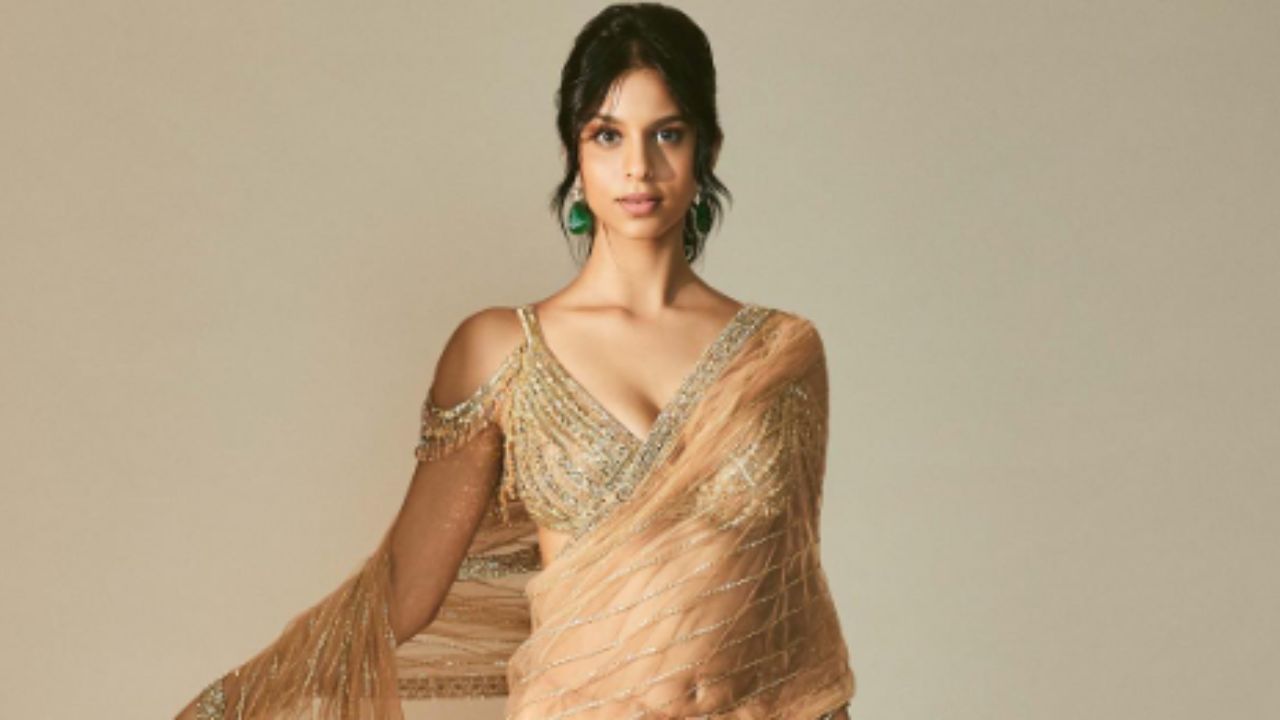 Suhana Khan Saree Look: साड़ी में Suhana Khan का बोल्ड अवतार, शाहरुख खान की बेटी ने फ्लॉन्ट की पतली कमर Suhana Khan Saree Look: साड़ी में Suhana Khan का बोल्ड अवतार, शाहरुख खान की बेटी ने फ्लॉन्ट की पतली कमर