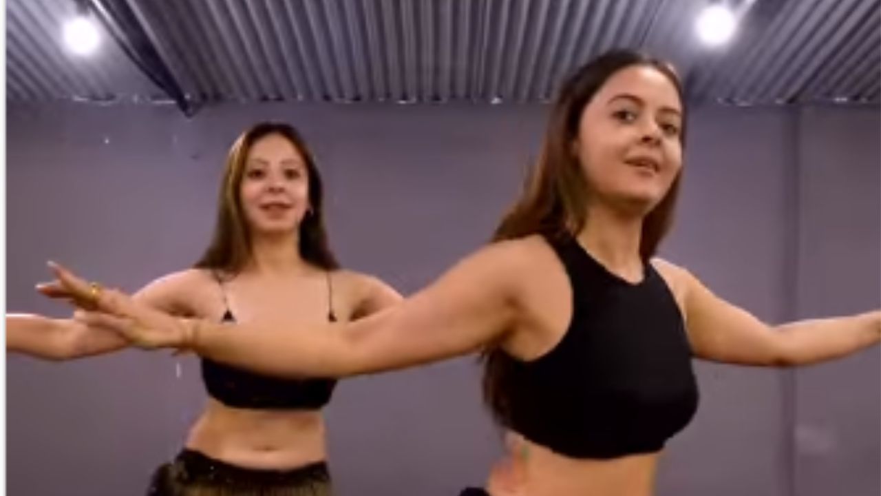 हॉट आउटफिट में Hot बेली डांस करतीं Devoleena Bhattacharjee, एक्ट्रेस का डांस देख हैरान हैं यूजर्स हॉट आउटफिट में Hot बेली डांस करतीं Devoleena Bhattacharjee, एक्ट्रेस का डांस देख हैरान हैं यूजर्स