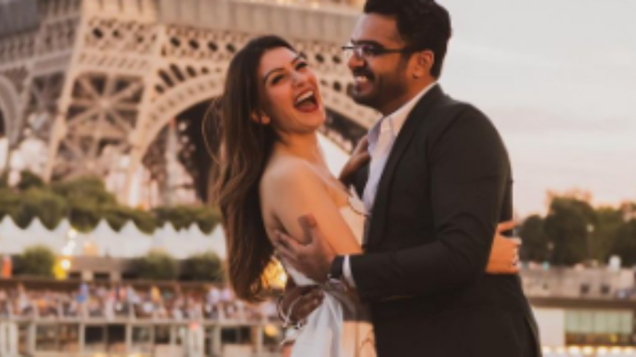 Hansika Motwani ने शादी से पहले बॉयफ्रेंड के साथ शेयर की रोमांटिक तस्वीरें, सितारों ने Varun Dhawan को दी बधाई Hansika Motwani ने शादी से पहले बॉयफ्रेंड के साथ शेयर की रोमांटिक तस्वीरें, सितारों ने Varun Dhawan को दी बधाई
