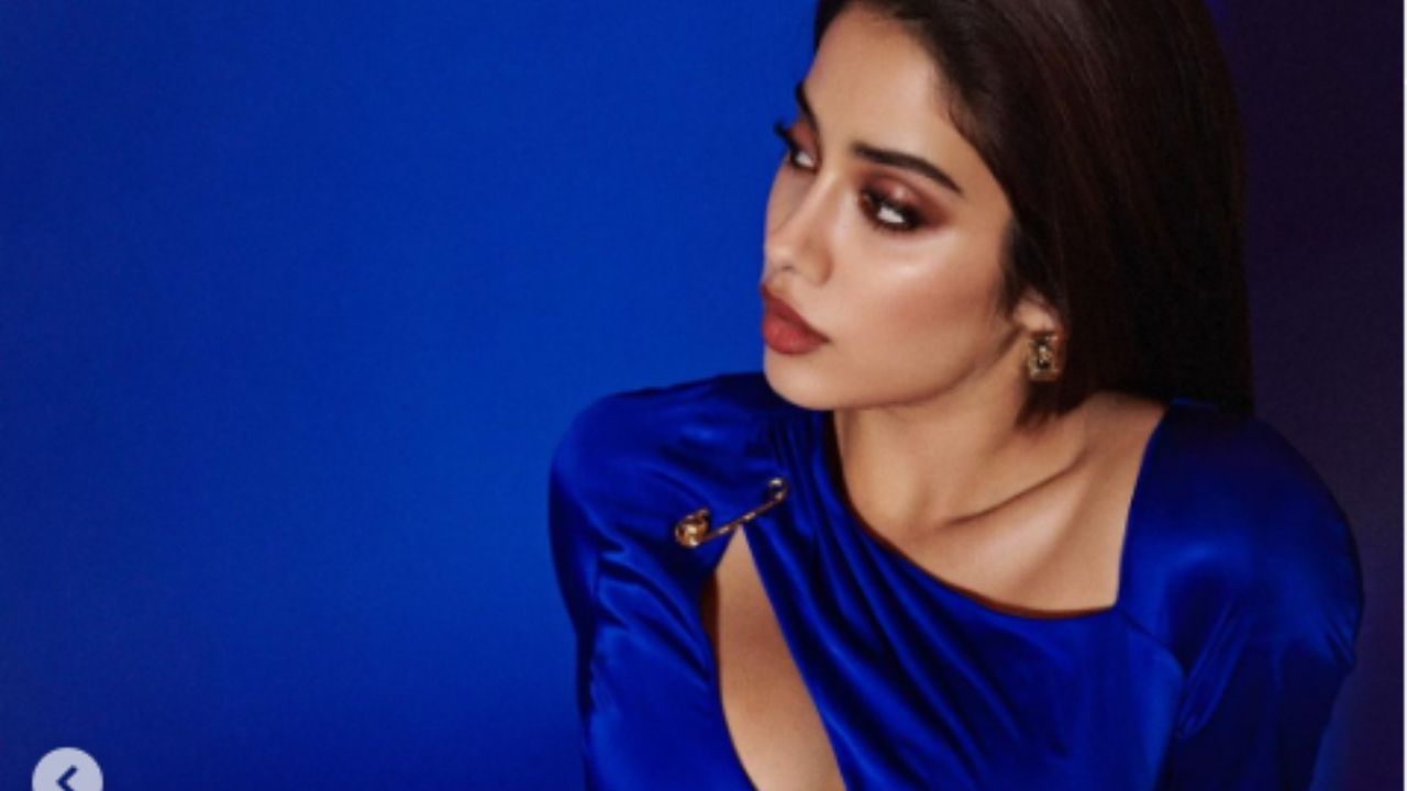 Janhvi Kapoor ने हॉट ब्लू ड्रेस में मचाया तहलका, एक्ट्रेस की हॉटनेस पर यूजर्स हुए हैरान Janhvi Kapoor ने हॉट ब्लू ड्रेस में मचाया तहलका, एक्ट्रेस की हॉटनेस पर यूजर्स हुए हैरान