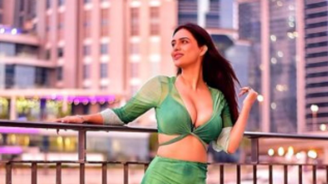 Neha Malik Latest Photo: Neha Malik ग्लैमरस लग रही हैं और दुबई की सड़कों पर किलर पोज दे रही हैं। Neha Malik Latest Photo: Neha Malik ग्लैमरस लग रही हैं और दुबई की सड़कों पर किलर पोज दे रही हैं।