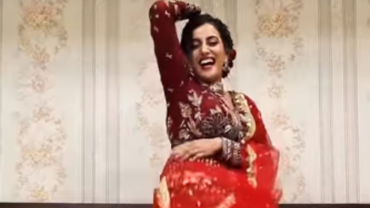 Akshara Singh Video: डांस करते हुए Akshara Singh ने खोया नियंत्रण, फैंस बोले- साड़ी बांधो Akshara Singh Video: डांस करते हुए Akshara Singh ने खोया नियंत्रण, फैंस बोले- साड़ी बांधो
