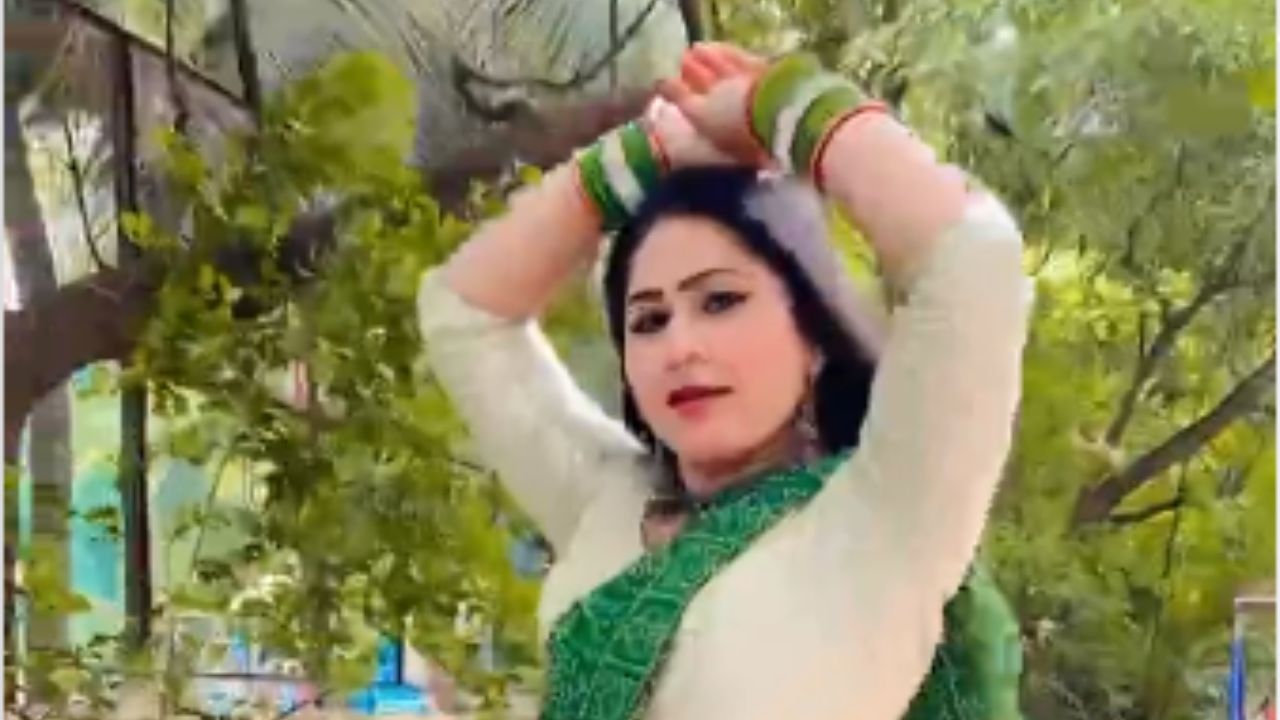 Priyanka Pandit Video: छम्मक-छल्लो बन Priyanka Pandit ने लचकाई कमर, डांस के दीवाने हो गए यूजर्स Priyanka Pandit Video: छम्मक-छल्लो बन Priyanka Pandit ने लचकाई कमर, डांस के दीवाने हो गए यूजर्स