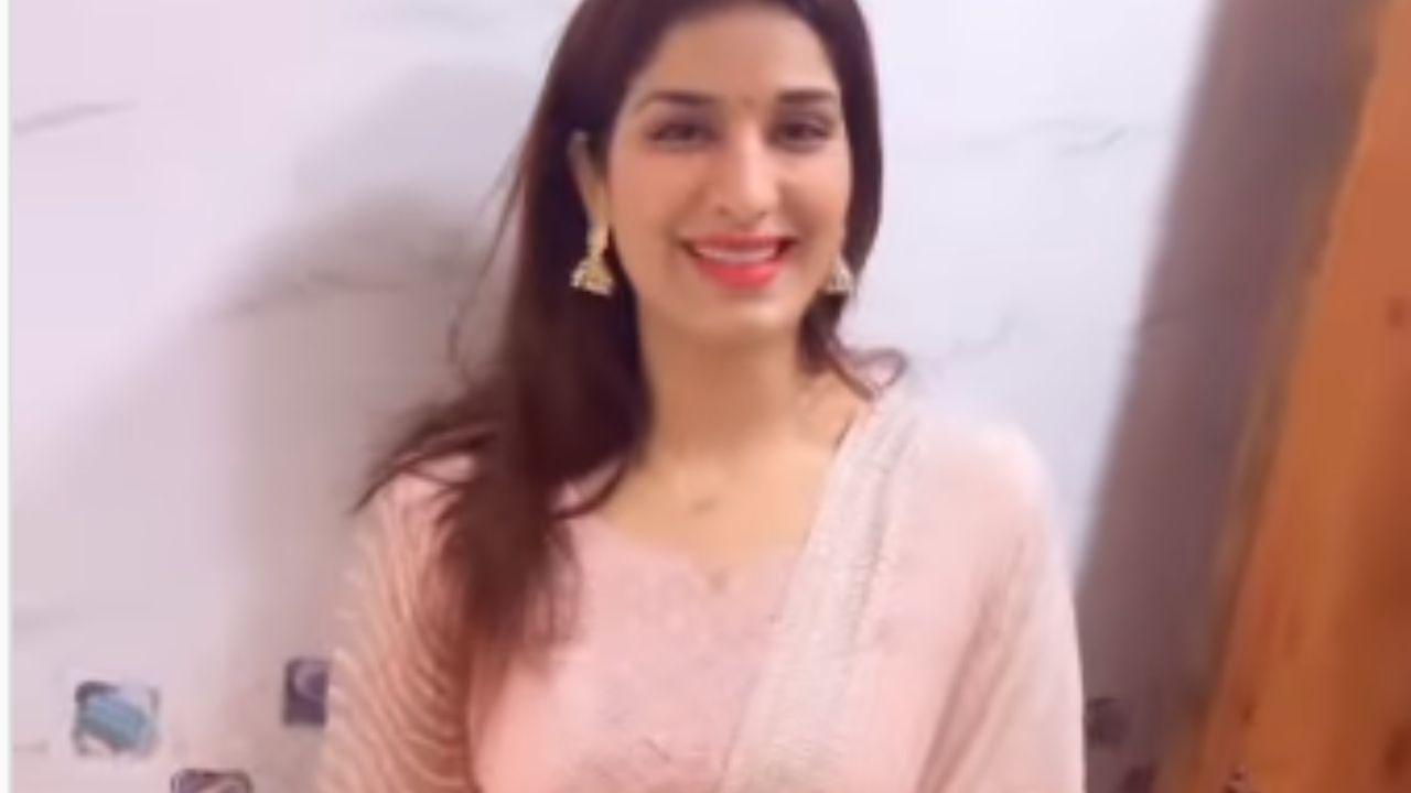 Poonam Dubey Video: पिंक सूट में पूनम दुबे ने बरपाया कहर, एक्सप्रेशन से फैन्स आहत Poonam Dubey Video: पिंक सूट में पूनम दुबे ने बरपाया कहर, एक्सप्रेशन से फैन्स आहत