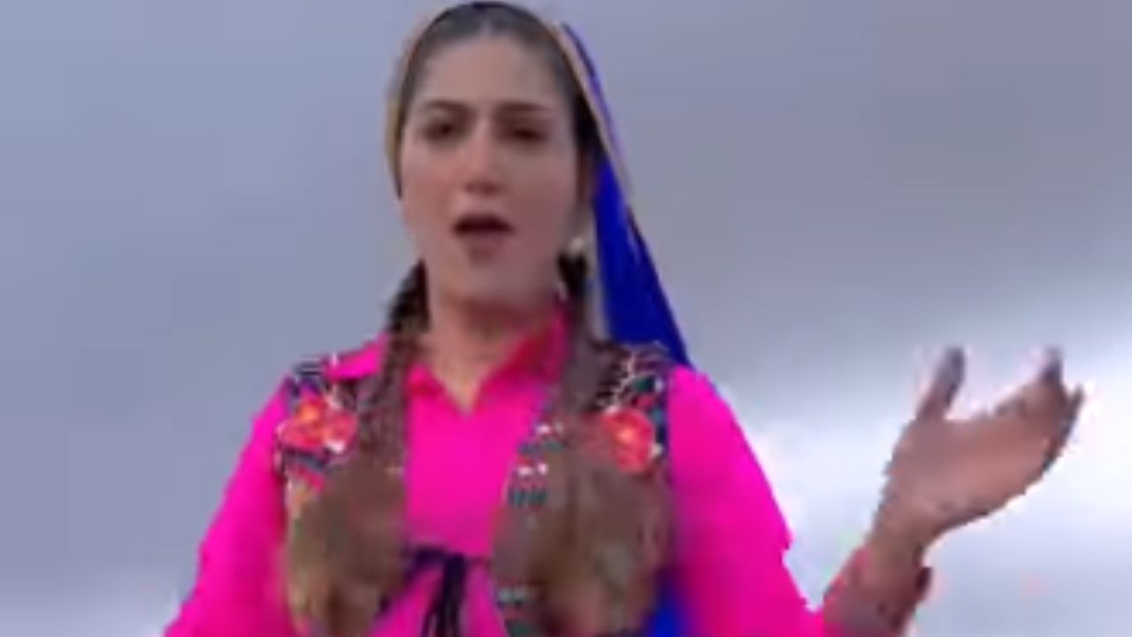 Sapna Choudhary Latest Video: Sapna Choudhary ने किया फुटपाथ पर जमकर डांस Sapna Choudhary Latest Video: Sapna Choudhary ने किया फुटपाथ पर जमकर डांस