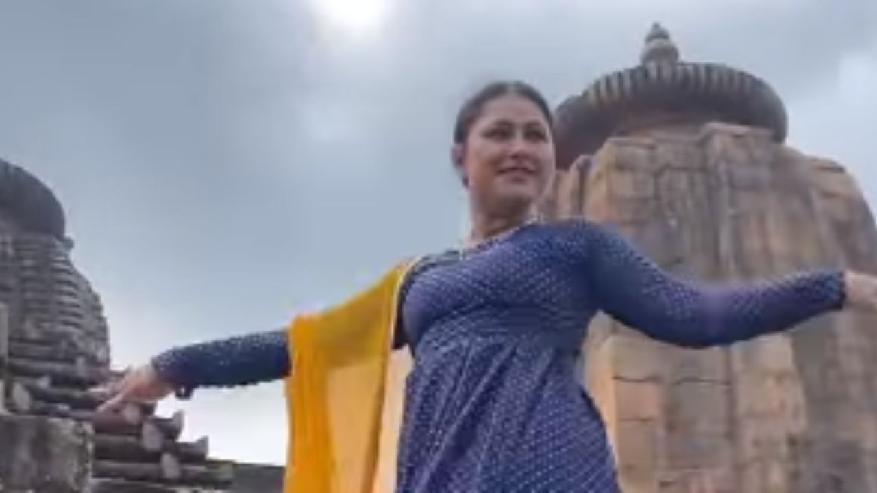 Priyanka Pandit Video: प्रियंका पंडित ने मचाया सनसनी, देखें शानदार वीडियो Priyanka Pandit Video: प्रियंका पंडित ने मचाया सनसनी, देखें शानदार वीडियो